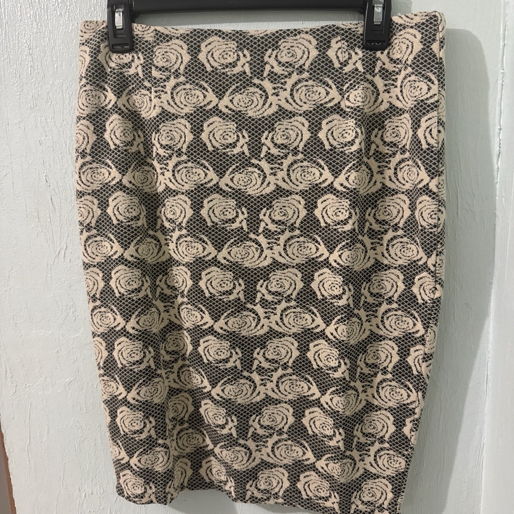 Chic Black and Cream Rose Pattern Pencil Skirt